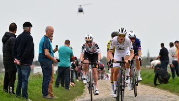 Roubaix Francia 06 Abril Lr Pfeiffer Georgi del Reino Unido y el equipo DSMFirmenich Postnl Lotte Kopecky de Belgium y el equipo Sd Worx Protime Marthe Truyen de Belgium y el equipo Fenixdeceuninck 1485 km Carrera de un día de Denain a Roubaix en UCIWWT 06 de abril 2024 en Roubaix France Photo de Luc Claessengetty Images