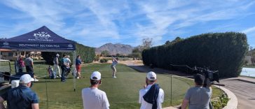 Mason Andersen se quita en el hoyo 10 en el calificador de 2025 WM Phoenix Open Monday en Pinnacle Peak Country Club en Scottsdale.