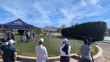 Mason Andersen se quita en el hoyo 10 en el calificador de 2025 WM Phoenix Open Monday en Pinnacle Peak Country Club en Scottsdale.