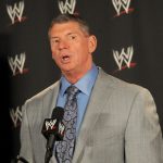 Vince McMahon en una conferencia de prensa de la WWE.