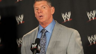 Vince McMahon en una conferencia de prensa de la WWE.