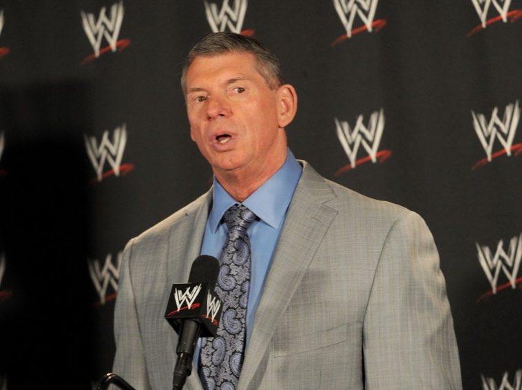 Vince McMahon en una conferencia de prensa de la WWE.