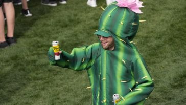 Un fan camina alrededor del segundo verde durante la ronda final del WM Phoenix Open en TPC Scottsdale el 9 de febrero de 2025.