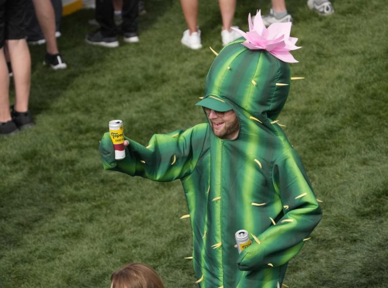 Un fan camina alrededor del segundo verde durante la ronda final del WM Phoenix Open en TPC Scottsdale el 9 de febrero de 2025.