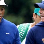 Tiger Woods y Rory McIlroy chat durante una ronda de práctica en Augusta National