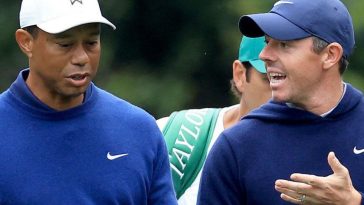 Tiger Woods y Rory McIlroy chat durante una ronda de práctica en Augusta National