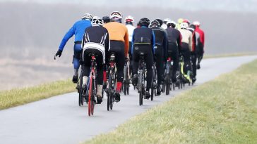 Ciclistas en un paseo en un club