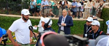 Scottie Scheffler es entrevistado después de la cuarta y última ronda del torneo de golf PGA de campeonato de jugadores el domingo 17 de marzo de 2024 en TPC Sawgrass en Ponte Vedra Beach, Florida. Scottie Scheffler ganó a los 20 bajo par y es el primer campeón defensor en los 50 años de historia del evento. [Corey Perrine/Florida Times-Union]