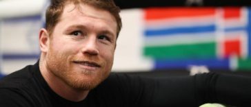 Canelo Álvarez golpea al entrevistador tres veces durante un cuestionario inusual