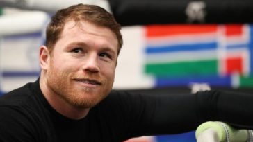 Canelo Álvarez golpea al entrevistador tres veces durante un cuestionario inusual