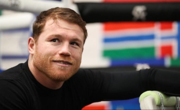 Canelo Álvarez golpea al entrevistador tres veces durante un cuestionario inusual