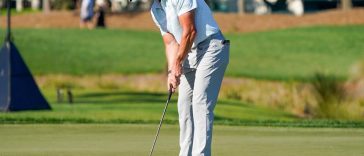 Jake Knapp rueda en un putt birdie en el tercer hoyo durante la segunda ronda del Cognizant Classic en Palm Beaches de PGA National Resort & Spa el viernes 28 de febrero de 2025 en Palm Beach Gardens, FL.