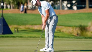 Jake Knapp rueda en un putt birdie en el tercer hoyo durante la segunda ronda del Cognizant Classic en Palm Beaches de PGA National Resort & Spa el viernes 28 de febrero de 2025 en Palm Beach Gardens, FL.