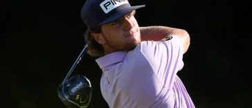 Connor Creasy juega su tiro desde el primer tee durante la primera ronda del NV5 Invitational de Korn Ferry Tour en el Glen Club.