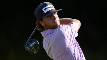 Connor Creasy juega su tiro desde el primer tee durante la primera ronda del NV5 Invitational de Korn Ferry Tour en el Glen Club.