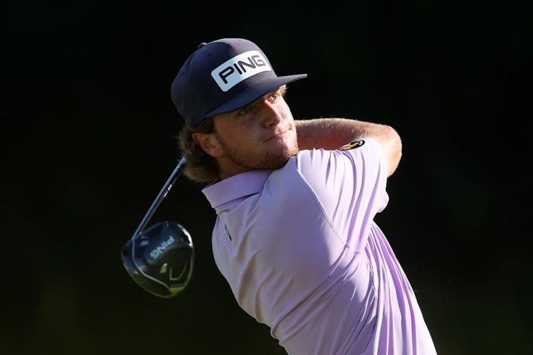 Connor Creasy juega su tiro desde el primer tee durante la primera ronda del NV5 Invitational de Korn Ferry Tour en el Glen Club.