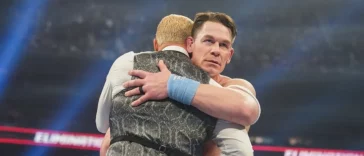 Toronto, Canadá - 01 de marzo: John Cena abraza a Cody Rhodes durante la Cámara de Eliminación de la WWE en el Rogers Center el 1 de marzo de 2025 en Toronto, Canadá. (Foto de Georgiana Dallas/WWE a través de Getty Images)