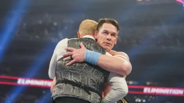 Toronto, Canadá - 01 de marzo: John Cena abraza a Cody Rhodes durante la Cámara de Eliminación de la WWE en el Rogers Center el 1 de marzo de 2025 en Toronto, Canadá. (Foto de Georgiana Dallas/WWE a través de Getty Images)