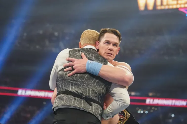 Toronto, Canadá - 01 de marzo: John Cena abraza a Cody Rhodes durante la Cámara de Eliminación de la WWE en el Rogers Center el 1 de marzo de 2025 en Toronto, Canadá. (Foto de Georgiana Dallas/WWE a través de Getty Images)